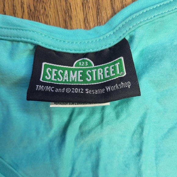 2012 Oscar the Grouch T-Shirt – Women’s Large A85 - Picture 3 of 8